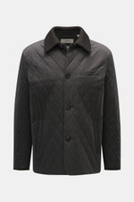 Vorderansicht der braunen Agnona Steppjacke mit hochwertiger Microfaser, glattem Griff, Regular Fit, Vier-Knopf-Stil, Umlegekragen mit Rippstrickbesatz, Fronttaschen mit Druckknopf, klassischer Brusttasche, rückwärtigen Seitenschlitzen, geschmeidigem Futt