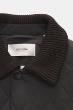 Nahaufnahme der Agnona Steppjacke braun aus hochwertiger Microfaser mit glattem Griff, Regular Fit, Vier-Knopf-Stil, Umlegekragen mit Rippstrickbesatz, Fronttaschen mit Druckknopf, klassischer Brusttasche, rückwärtigen Seitenschlitzen, geschmeidigem Futte