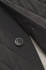 Nahaufnahme der braunen Agnona Steppjacke aus hochwertiger Microfaser mit glattem Griff, Regular Fit, Vier-Knopf-Stil und Umlegekragen.