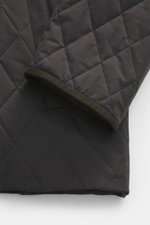 Nahaufnahme der braunen Agnona Steppjacke aus hochwertiger Microfaser mit glattem Griff, Regular Fit, Vier-Knopf-Stil und Umlegekragen.