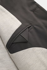Nahaufnahme der Agnona Steppjacke braun von oben, zeigt Fronttasche mit Druckknopf, hochwertige Microfaser, glatter Griff, Regular Fit, Vier-Knopf-Stil, Umlegekragen mit Rippstrickbesatz, klassische Brusttasche, rückwärtige Seitenschlitze, geschmeidiger F
