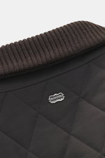 Nahaufnahme der Agnona Steppjacke braun von oben, zeigt Umlegekragen mit Rippstrickbesatz, hochwertige Microfaser, glatter Griff, Regular Fit, Vier-Knopf-Stil, Fronttaschen mit Druckknopf, klassische Brusttasche, rückwärtige Seitenschlitze, geschmeidiger 