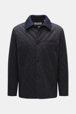 Vorderansicht der Agnona Steppjacke navy aus hochwertiger Microfaser, Regular Fit, glatter Griff, Vier-Knopf-Stil, Umlegekragen mit Rippstrick, Fronttaschen mit Druckknopf, klassische Brusttasche, rückwärtige Seitenschlitze, geschmeidiger Futterstoff, zwe