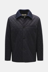 Vorderansicht der Agnona Steppjacke navy aus hochwertiger Microfaser, Regular Fit, glatter Griff, Vier-Knopf-Stil, Umlegekragen mit Rippstrick, Fronttaschen mit Druckknopf, klassische Brusttasche, rückwärtige Seitenschlitze, geschmeidiger Futterstoff, zwe