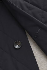 Ausschnitt der Agnona Steppjacke navy aus hochwertiger Microfaser mit glattem Griff, Regular Fit, Vier-Knopf-Stil, Umlegekragen, Fronttaschen, Brusttasche, Seitenschlitzen, Futterstoff und Innentaschen, Nahaufnahme der Knöpfe aus schräger Perspektive.
