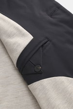 Nahaufnahme der Agnona Steppjacke navy, Detailfoto von Ärmel und Taschen, hochwertige Microfaser, glatter Griff, Regular Fit, Vier-Knopf-Stil, Umlegekragen mit Rippstrickbesatz, Fronttaschen mit Druckknopf, klassische Brusttasche, rückwärtige Seitenschlit