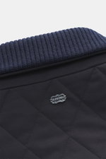 Nahaufnahme der Agnona Steppjacke navy von oben, zeigt Umlegekragen mit Rippstrickbesatz, hochwertige Microfaser, glatter Griff, Regular Fit.