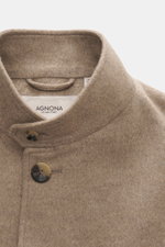 Nahaufnahme der Agnona Cashmere Jacke beige meliert, Slim Fit, aus reinem Cashmere mit Vier-Knopf-Stil, weichem Griff und variablem Revers.