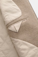 Innenansicht der Agnona Cashmere Jacke beige meliert, zeigt das glatte Innenfutter und aufgesetzte Innentaschen, Perspektive Nahaufnahme.