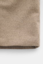 Agnona Cashmere Jacke beige meliert, Slim Fit, gefüttert, leicht wattiert, vier Knöpfe, Zwei-Wege-Reißverschluss, variables Revers, aufgesetzte Hüfttaschen, glattes Innenfutter, von vorne fotografiert.
