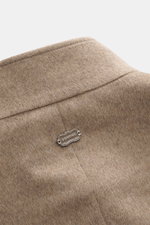 Nahaufnahme der variablen Reverspartie der Agnona Cashmere Jacke beige meliert aus reinem Cashmere, glattes Innenfutter sichtbar.