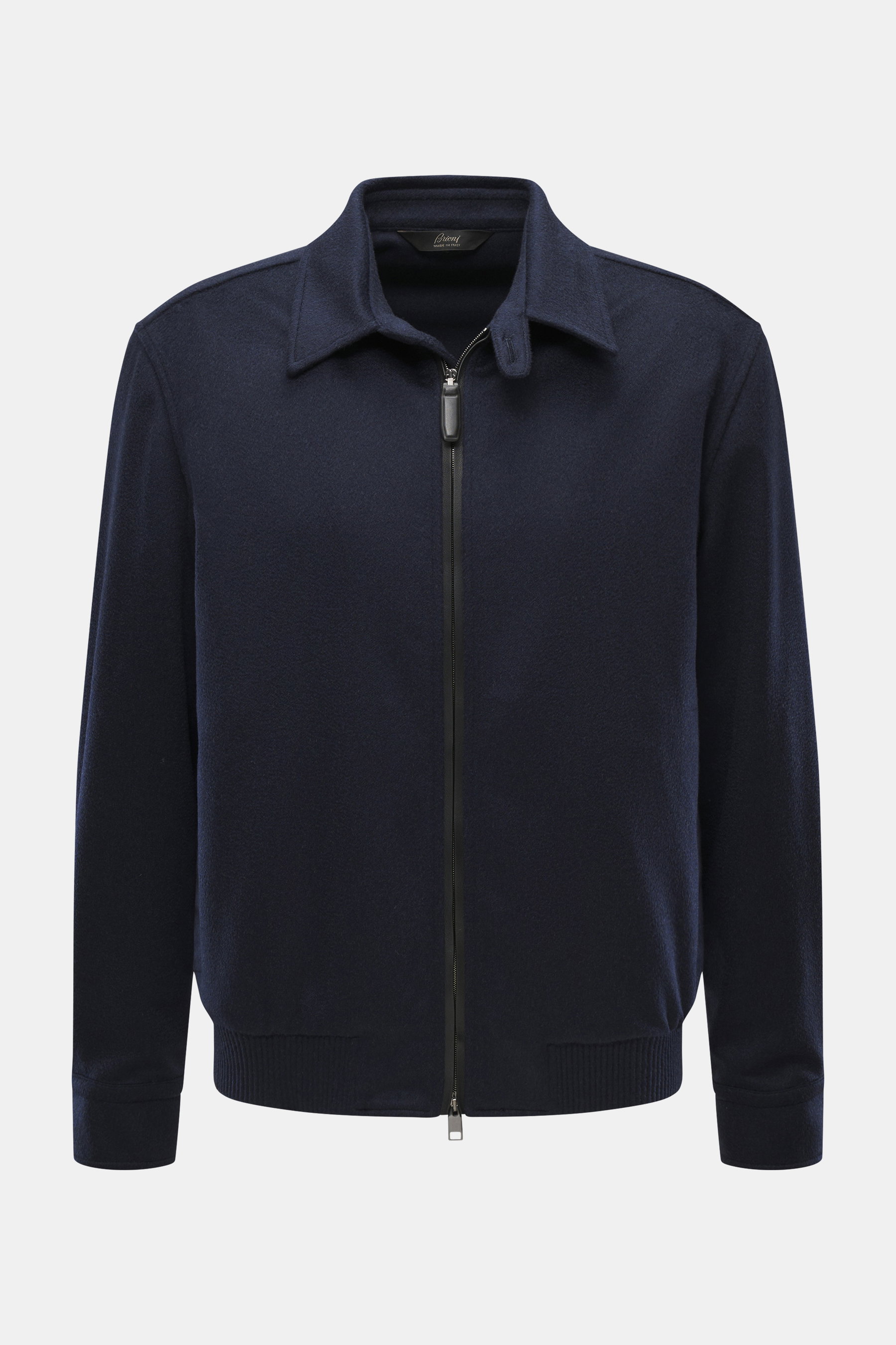Frontale Nahaufnahme des Brioni Cashmere Blouson navy mit Umlegekragen, Zwei-Wege-Reißverschluss und elastischen Saumbündchen, Slim Fit.