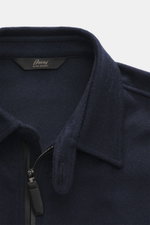 Nahaufnahme des Brioni Cashmere Blouson navy von oben, sportiver Slim Fit Blouson aus reinem Cashmere mit Lederdetails, Umlegekragen, Zwei-Wege-Reißverschluss, elastischen Saumbündchen, ungefüttert, mit Innentasche.