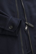 Nahaufnahme des Brioni Cashmere Blouson navy von vorne schräg oben, zeigt feines Cashmere, Lederdetails und Zwei-Wege-Reißverschluss.