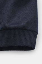 Nahaufnahme des elastischen Saumbündchens des Brioni Cashmere Blouson navy aus reinem, sehr weichen Cashmere, ungefüttert, Slim Fit.