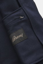 Innenaufnahme des Brioni Cashmere Blouson navy, Detailansicht der Innentasche mit Reißverschluss, feinstes Cashmere, Lederlabel.