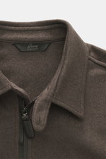 Nahaufnahme des Kragens und Zwei-Wege-Reißverschlusses des braunen Brioni Cashmere Blouson, gefertigt aus reinem Cashmere mit Lammleder-Details, Slim Fit, elastischen Saumbündchen, ungefüttert, mit Manschettenärmeln und Innentasche, aus leichter schräge V