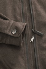 Nahaufnahme des Brioni Cashmere Blouson braun von vorne schräg oben, mit feinem Cashmere, Leder-Reißverschluss, Manschette mit Knopf und Slim Fit.