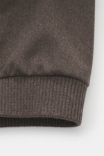 Brioni Cashmere Blouson braun in Slim Fit, Detailaufnahme Saum und Ärmelbündchen aus reinem Cashmere, weicher Griff, sportiver Look.