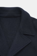 Close-up top view of Lunaria Cashmere Cashmere Jacket navy collar, showcasing pure cashmere fabric’s soft texture and elegant notch design.

<p>Timeless elegance, masterfully staged: The exclusive, lightweight jacket from LUNARIA CASHMERE combines a clear