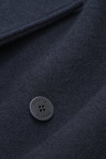 Close-up of the navy Lunaria Cashmere Cashmere Jacket showing fabric texture and a branded button, photographed from above.

Description: <p>Timeless elegance, masterfully staged: The exclusive, lightweight jacket from LUNARIA CASHMERE combines a clear, n