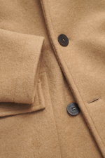 Close-up front view of the Lunaria Cashmere Cashmere Jacket beige showing the soft pure cashmere fabric, double-breasted three-button style, notch collar, and front flap pocket. Timeless elegance, masterfully staged: The exclusive, lightweight jacket from