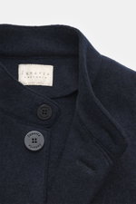 Nahaufnahme der Lunaria Cashmere Cashmere Jacke navy, ungefüttert, Slim Fit mit Reverskragen und Vier-Knopf-Stil, von oben fotografiert.