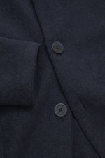 Nahaufnahme aus schräger Perspektive der Lunaria Cashmere Cashmere Jacke navy mit vier Knöpfen, aufgesetzter Tasche, Reverskragen, Slim Fit, ungefüttert, purem Cashmere.