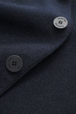 Nahaufnahme der Lunaria Cashmere Cashmere Jacke navy aus reiner Wolle, Fokus auf Slim Fit, Vier-Knopf-Stil, Reverskragen und aufgesetzte Taschen.