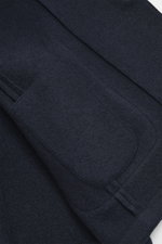 Nahaufnahme der Lunaria Cashmere Cashmere Jacke navy, ungefüttert, slim fit mit Reverskragen und aufgesetzter Fronttasche, Sicht von oben.