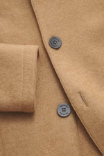 Nahaufnahme der Lunaria Cashmere Cashmere Jacke beige von vorne schräg, zeigt Slim Fit, Vier-Knopf-Stil, Reverskragen, aufgesetzte Taschen, reinen, weichen Cashmere, ungefüttert.