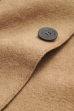 Nahaufnahme der Lunaria Cashmere Cashmere Jacke beige, Fokus auf schwarzen Vier-Knopf-Stil, weiches Cashmere, Slim Fit, Reverskragen.
