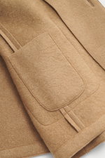 Nahaufnahme der aufgesetzten Tasche und klaren Linien der Lunaria Cashmere Cashmere Jacke beige, ungefüttert, Slim Fit, Reverskragen.
