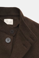 Close-up front view of the Lunaria Cashmere Cashmere jacket dark brown showing the unlined slim fit with notched collar and four-button style. Reduced elegance, finest wearing comfort: The unlined jacket from LUNARIA CASHMERE impresses with clear lines an