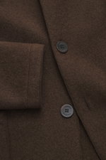 Close-up front view of the Lunaria Cashmere Cashmere jacket dark brown showing unlined fabric, notched collar, four-button style, patch pockets, and soft texture. Reduced elegance, finest wearing comfort: The unlined jacket from LUNARIA CASHMERE impresses