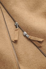 Close-up view of the Lunaria Cashmere Cashmere Blouson beige showing pure cashmere fabric, very soft touch, slim fit, two-way zipper, stand-up collar, slanted front pockets, elastic hem and sleeve cuffs, unlined.