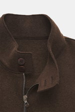 Nahaufnahme von Stehkragen und Reißverschluss des Lunaria Cashmere Cashmere Blouson dunkelbraun, Slim Fit, reiner Cashmere, sehr weicher Griff, zwei-Wege-Reißverschluss, schräge Fronttaschen, elastische Saum- und Ärmelbündchen, ungefüttert, fotografiert v