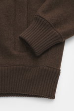Nahaufnahme des Lunaria Cashmere Cashmere Blouson dunkelbraun von oben mit elastischem Ärmelbündchen, reiner Cashmere, sehr weicher Griff, Slim Fit, Zwei-Wege-Reißverschluss, Stehkragen, schräge Fronttaschen, elastische Saum- und Ärmelbündchen, ungefütter