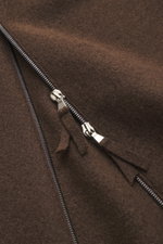 Nahaufnahme des Lunaria Cashmere Blouson dunkelbraun mit zwei-Wege-Reißverschluss, stehendem Kragen, schrägen Taschen und elastischen Bündchen, Slim Fit, reiner Cashmere, sehr weicher Griff, ungefüttert, Perspektive von oben.