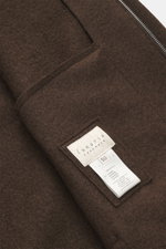 Nahaufnahme aus schräger Perspektive des dunkelbraunen Lunaria Cashmere Cashmere Blouson mit reiner Cashmere, sehr weichem Griff, Slim Fit, Zwei-Wege-Reißverschluss, Stehkragen, schrägen Fronttaschen, elastischen Saum- und Ärmelbündchen, ungefüttert.