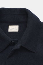 Close-up front view of the Lunaria Cashmere Cashmere Jacke navy collar and button, made of reiner Cashmere, sehr weicher Griff, Slim Fit, Fünf-Knopf-Stil, Umlegekragen, schräge Fronttaschen, ungefüttert.