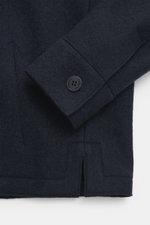 Close-up front-side view of the Lunaria Cashmere Cashmere Jacke navy sleeve and pocket, featuring reiner Cashmere, sehr weicher Griff, Slim Fit, Fünf-Knopf-Stil, Umlegekragen, schräge Fronttaschen, ungefüttert.
