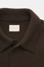 Close-up view of the notched collar and label of the Lunaria Cashmere Cashmere Jacket dark brown, pure cashmere, very soft touch, slim fit, five-button style, slanted front pockets, unlined.