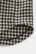 Nahaufnahme der Ami Paris Wolljacke schwarz/creme kariert mit Hahnentritt-Webmuster, gerundetem Saum, aus Schurwolle und Microfaser.