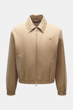 Frontansicht des Ami Paris Blouson beige aus Baumwoll-Twill, Unisex Regular Fit mit weichem Griff, Zwei-Wege-Reißverschluss, Umlegekragen, tonalem Logo-Stitching, schrägen Fronttaschen mit Druckknopf, elastischen Saumabschlüssen, softem Twill-Futter und z
