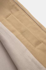 Nahaufnahme des Innenfutters eines Ami Paris Blouson beige; Twill aus Baumwolle, weicher Griff, Regular Fit, Unisex, Zwei-Wege-Reißverschluss, Umlegekragen, schräge Fronttaschen mit Druckknopf, tonales Logo-Stitching, elastische Saumabschlüsse, softes Twi
