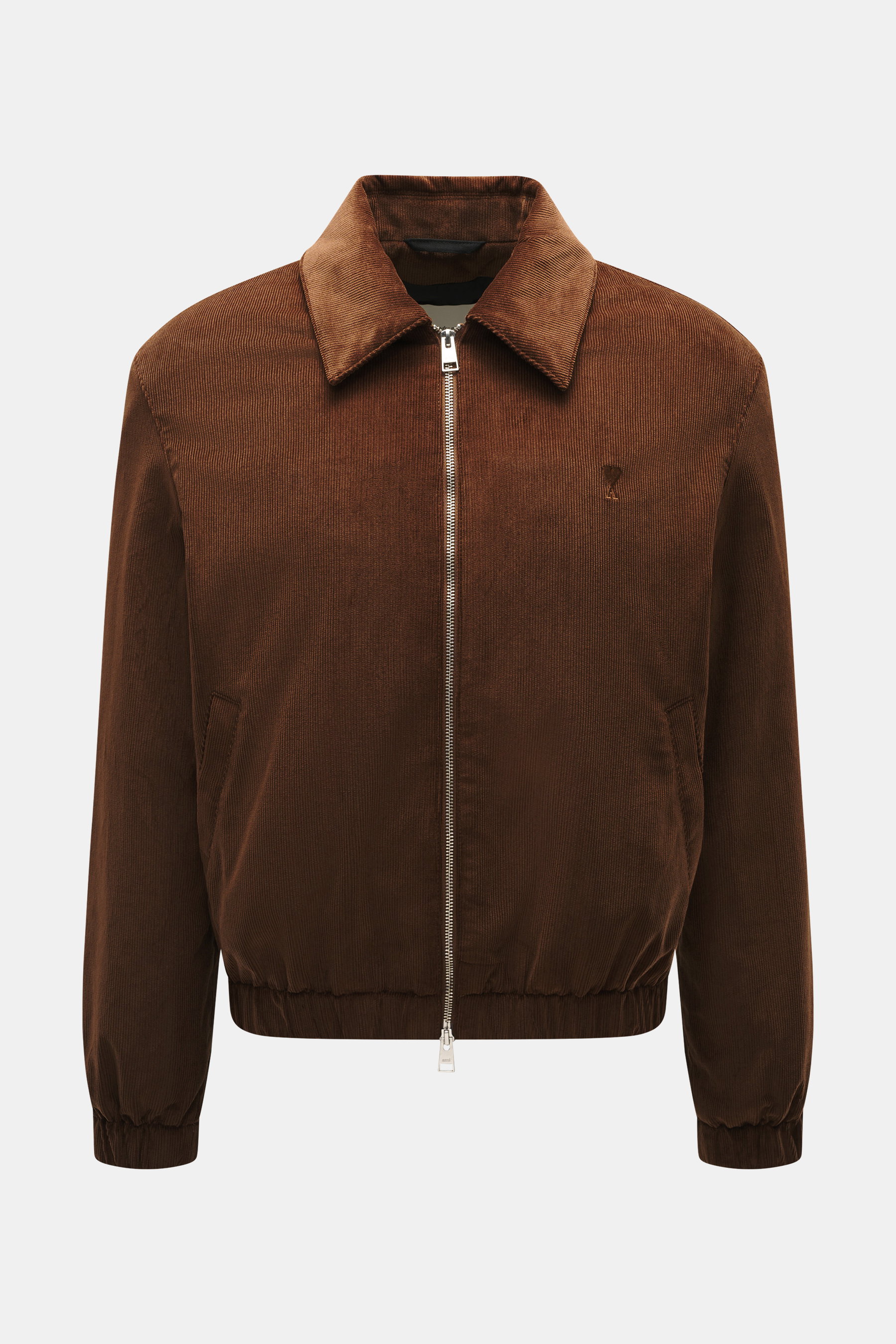 Ami Paris Cord-Blouson braun, Frontansicht, Cord aus Baumwolle, weicher Griff, Unisex, Regular Fit, Zwei-Wege-Reißverschluss, Umlegekragen, schräge Fronttaschen, tonales Logo-Stitching, elastische Saumabschlüsse, softes Twill-Futter, zwei Innentaschen.