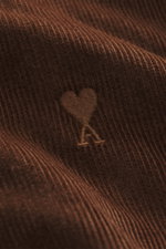 Nahaufnahme des braunen Ami Paris Cord-Blouson, Detail des tonalen Logo-Stitchings auf weichem Baumwoll-Cord mit Twill-Futter.