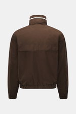 Ami Paris Blouson 'Windbreaker' braun von hinten fotografiert, hochwertige Microfaser, glatter Griff, Regular Fit, robuster Reißverschluss, Kapuze im Kragen, paspelierte Fronttaschen mit Knopf, Logo-Detail auf der Brust, elastische Saum- und Ärmelbündchen