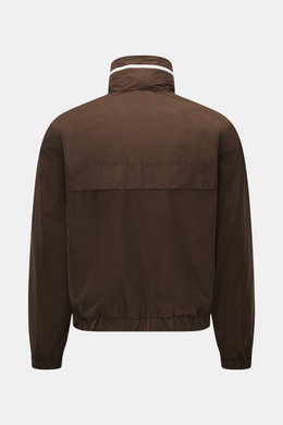 Ami Paris Blouson 'Windbreaker' braun von hinten fotografiert, hochwertige Microfaser, glatter Griff, Regular Fit, robuster Reißverschluss, Kapuze im Kragen, paspelierte Fronttaschen mit Knopf, Logo-Detail auf der Brust, elastische Saum- und Ärmelbündchen